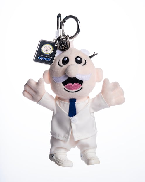 Bag charms Dr. Simi para colgar en tu bolsa. Foto: Cortesía Crocs