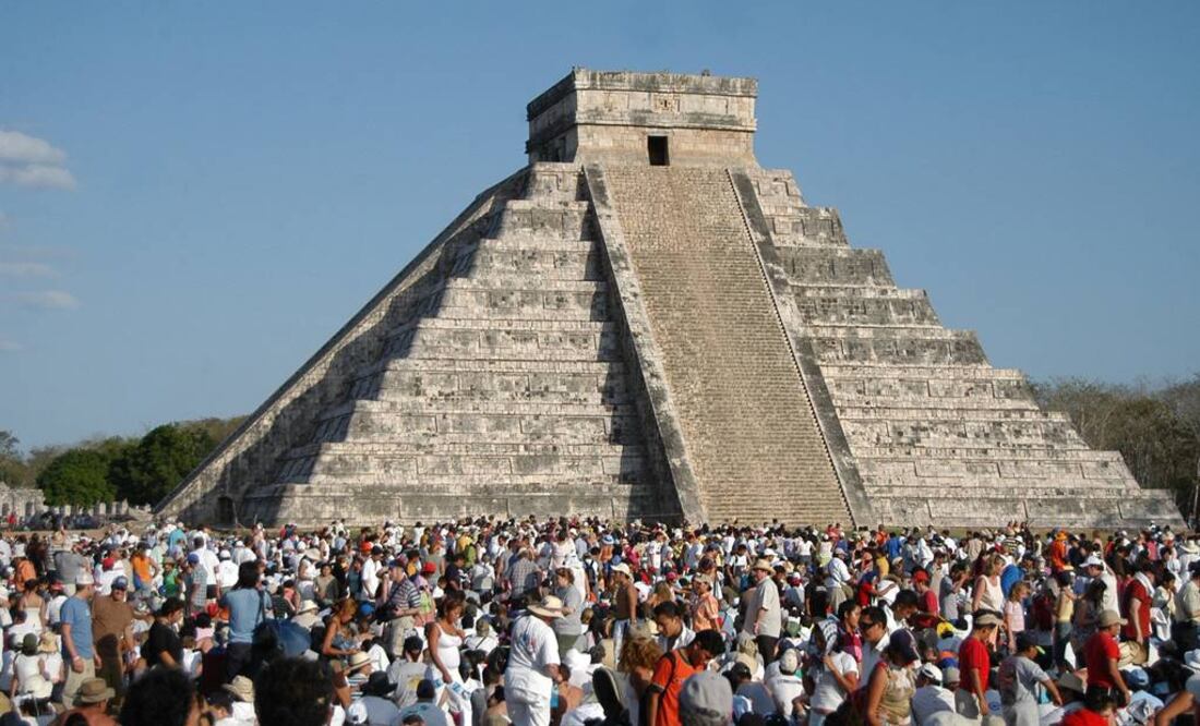 Alrededor de 800 artesanos-comerciantes quieren que se reconozca formalmente su labor al interior de la zona arqueológica. FOTO: Archivo/EFE.