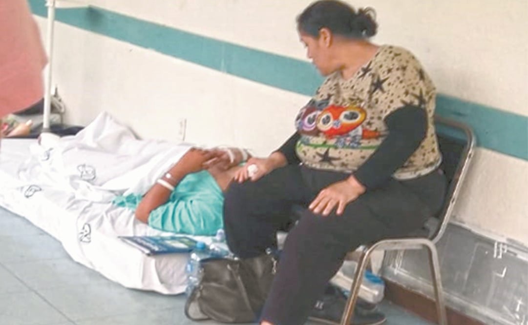 Un paciente permanece acostado en el piso en espera de que le asignen cama, ayer en el Hospital General de Zona 2 del IMSS de Irapuato, Guanajuato. Foto: Especial