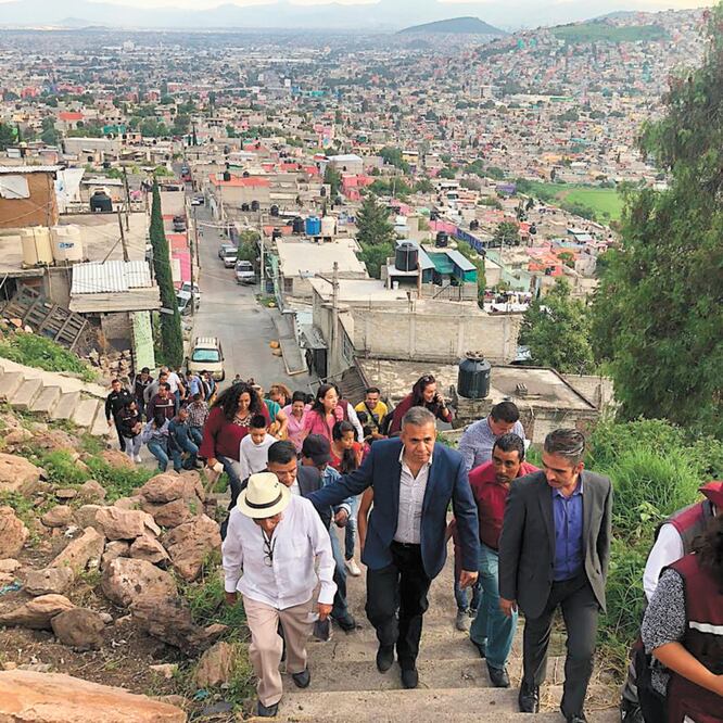 El alcalde de Ecatepec, Fernando Vilchis, recorrió San Andrés de la Cañada, uno de los asentamientos beneficiados. ESPECIAL