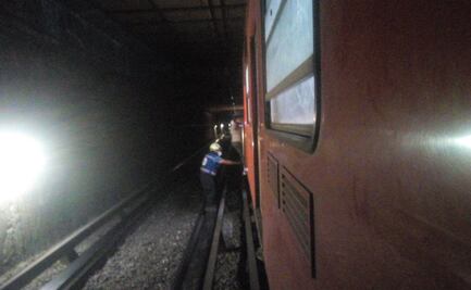 Usuarios del Metro CDMX caminan por túnel de la línea 5 tras caída de objeto a las vías