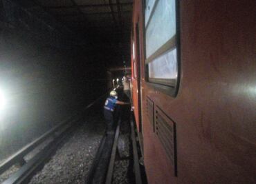 Usuarios del Metro CDMX caminan por túnel de la línea 5 tras caída de objeto a las vías