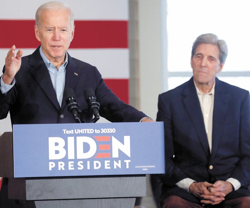 El precandidato demócrata Joe Biden, junto a John Kerry, excandidato demócrata a la presidencia, el pasado 6 de diciembre en Iowa. SHANNON STAPLETON. REUTERS