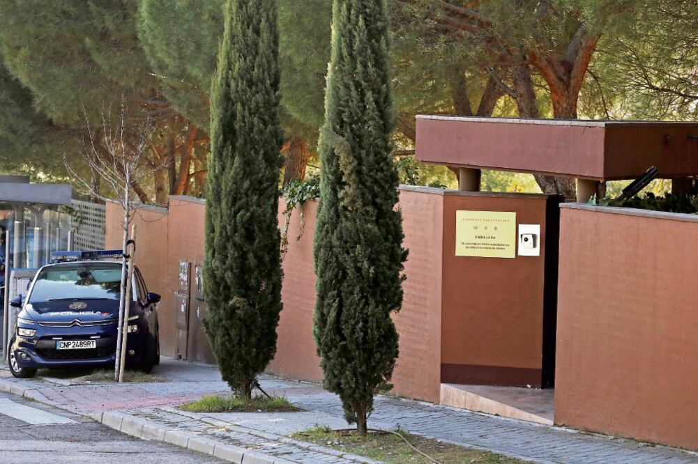 Embajada norcoreana en Madrid, donde el pasado 22 de febrero un grupo robó memorias USB, computadoras, discos duros y un celular, además de tres autos. Foto: SERGIO PEREZ. REUTERS