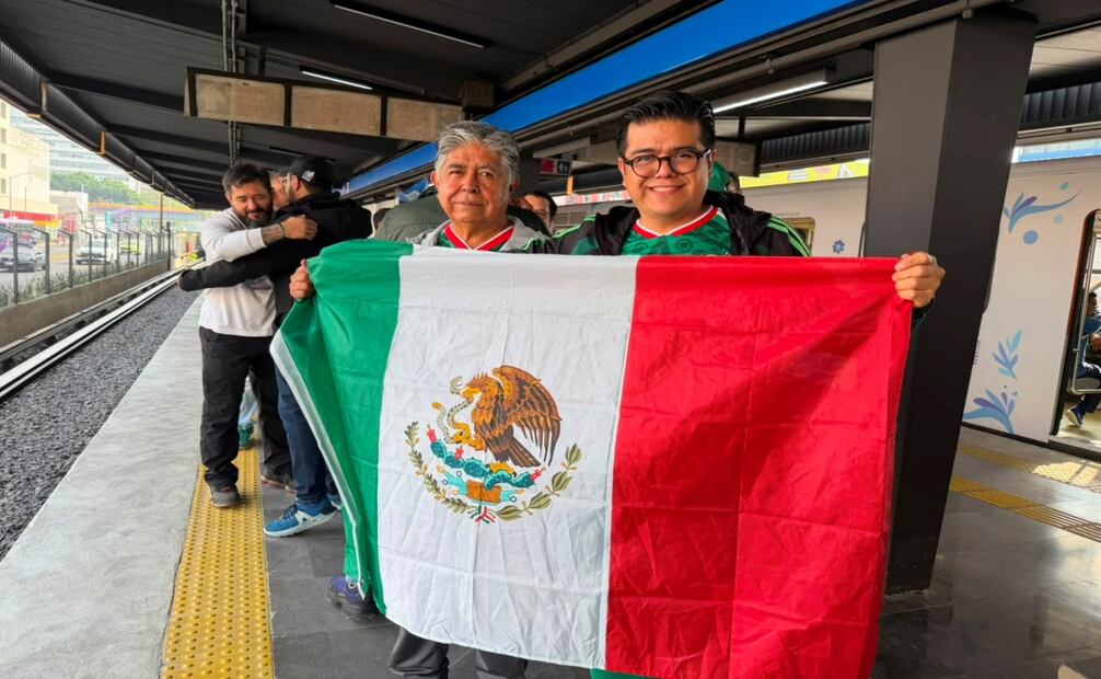 Familias abordan la Línea 2 del Metro para arribar a Tasqueña. Foto: Leonardo Lugo