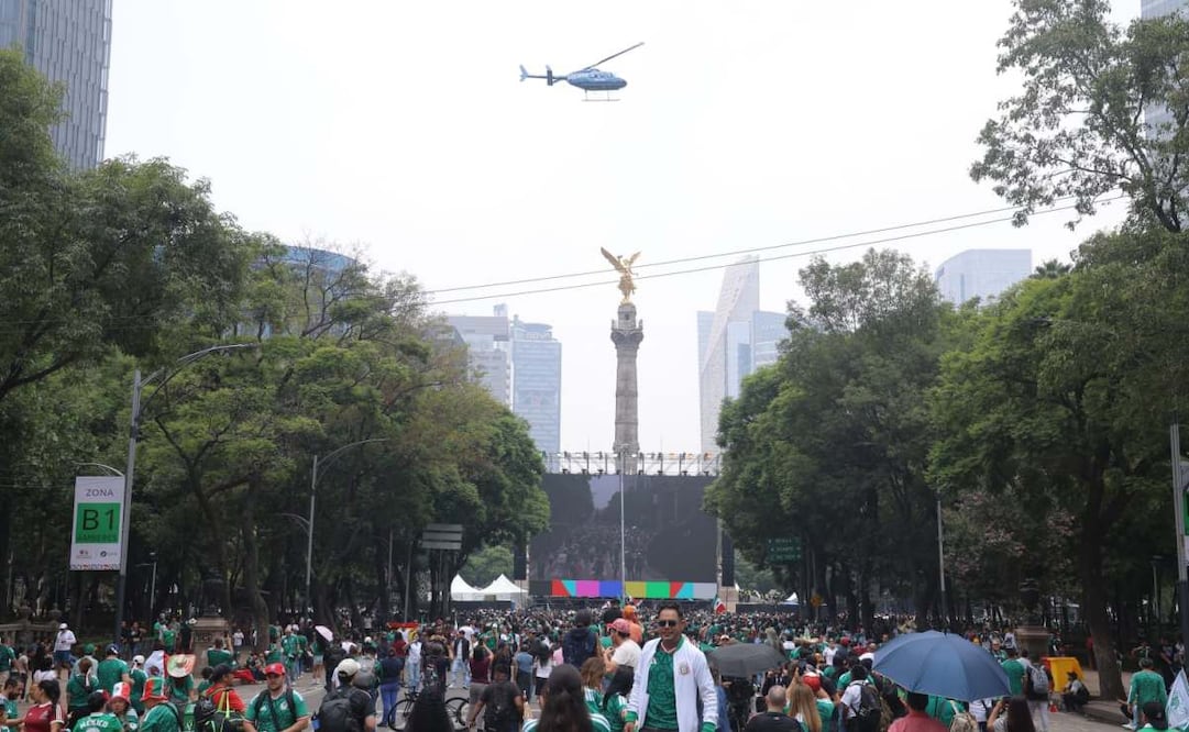 La afición mexicana comienza a reunirse en los alrededores del Ángel de la independencia. Dos filtros de seguridad fueron instalados y un helicóptero de la policía capitalina sobrevuela la zona (05/07/2026). Foto: Gabriel Pano/ EL UNIVERSAL