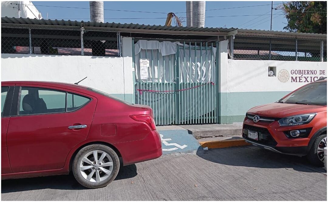 La escena del crimen del Centro de Salud de Cuautlixco, Morelos, quedó resguardada hasta que acudió el personal de la Fiscalía e inició las investigaciones correspondientes (8/01/2025). Foto: Especial
