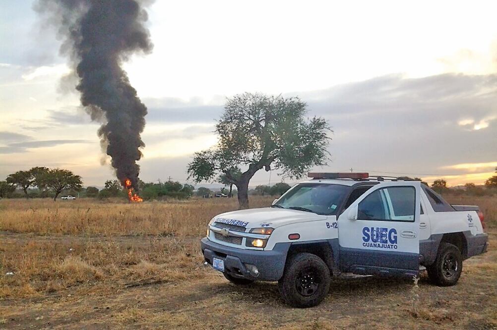 Además del daño económico que causa a Pemex, la ordeña de ductos representa un riesgo para la población y el medio ambiente, alerta senador panista (ARCHIVO EL UNIVERSAL)