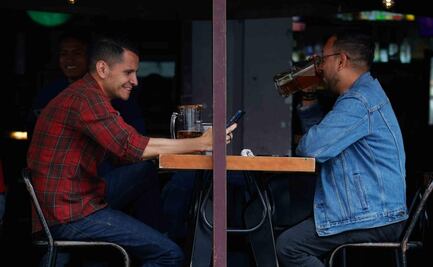 Decenas de personas siguen festejos patrios en cantinas en CDMX este martes 16 de septiembre: "Una vez al año no hace daño", aseguran