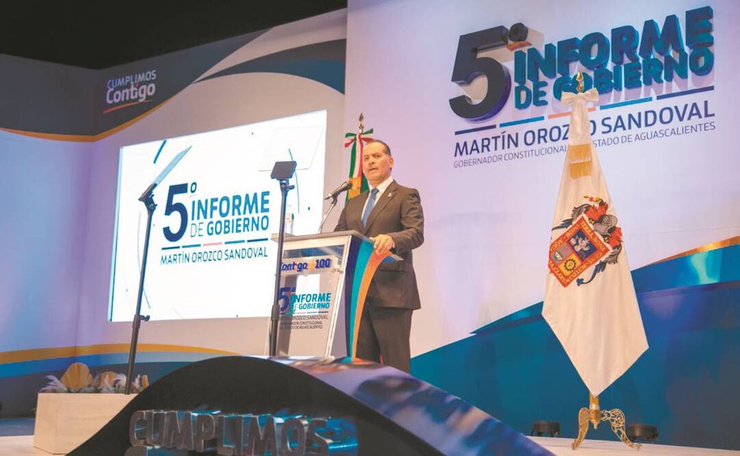 Martín Orozco ofreció su quinto informe de labores en el Teatro Morelos. Foto: Tomada de Twitter.