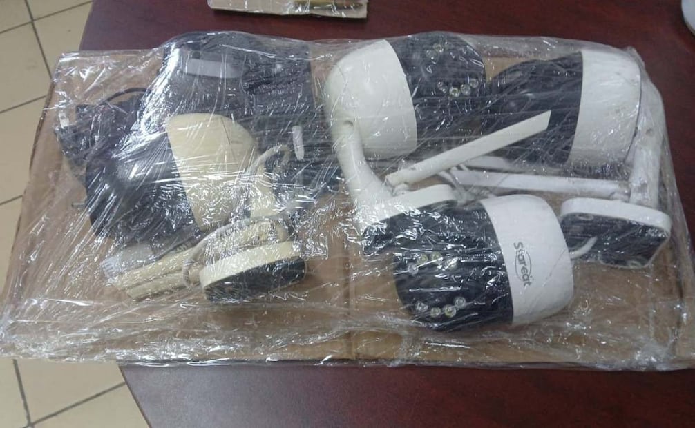 La Marina Armada aseguró 136 cartuchos de diferentes calibres, cinco cámaras parasitas de videograbación y 12 uniformes tácticos apócrifos, en la comunidad de Huizontla, municipio de Chinicuila, en Michoacán. Foto: Especial