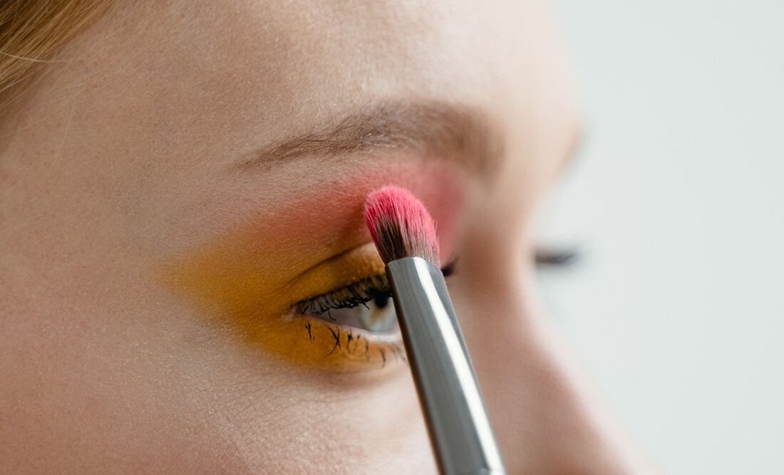 El maquillaje de ojos se debe aplicar con algunos cuidados para mantener una buena salud ocular / Foto: Pexels
