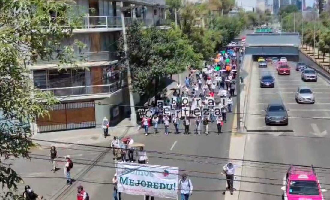 Trabajadores de la recién desaparecida Comisión Nacional para la Mejora Continua de la Educación (Mejoredu) marchan hacia las instalaciones de la Secretaría de Educación Pública (SEP). Imagen ilustrativa. Foto: Captura de pantalla