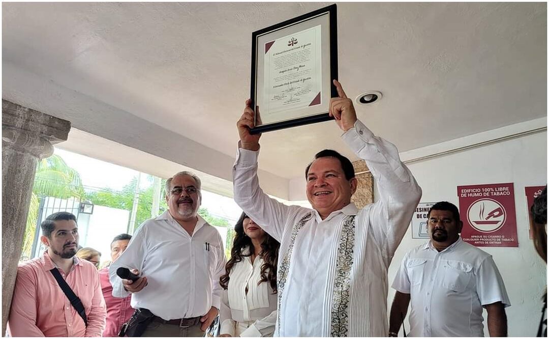 TEEY avala y entrega constancia como gobernador electo de Yucatán a Joaquín Díaz Mena de Morena, PVEM y PT. Foto: Especial