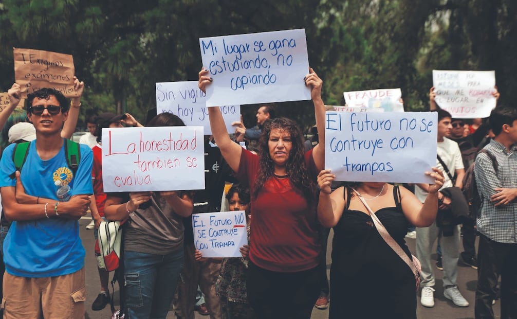 Aspirantes a ingresar a la UNAM, acompañados por sus familiares, exigieron respeto a los resultados del examen de admisión. Foto: Diego Simón/ EL UNIVERSAL
