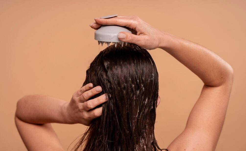 El acondicionador se aplica de medios a puntas. Foto: Freepik