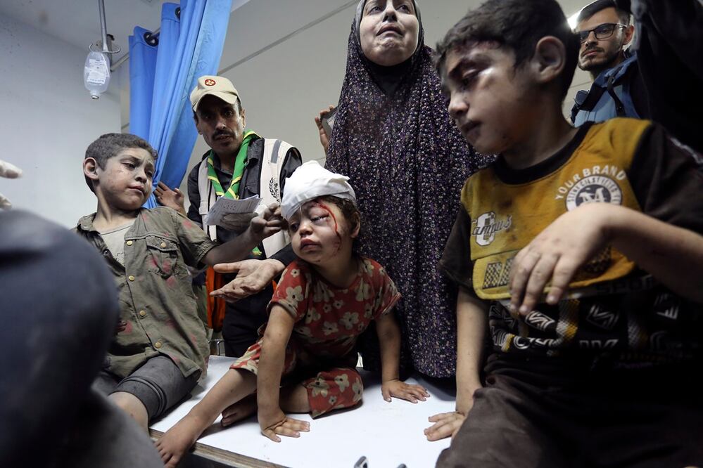 Palestinos heridos a su llegada al hospital Al Shifa, luego de bombardeos israelíes en la Franja de Gaza. Foto: AP