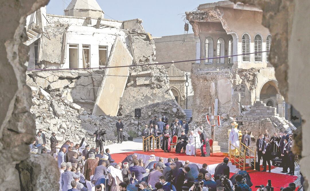 Rodeado por los escombros de la iglesia de Mosul, la antigua capital del Estado Islámico, el papa Francisco celebró una misa bajo un cinturón de seguridad. Foto: Andrew Medichini. AP