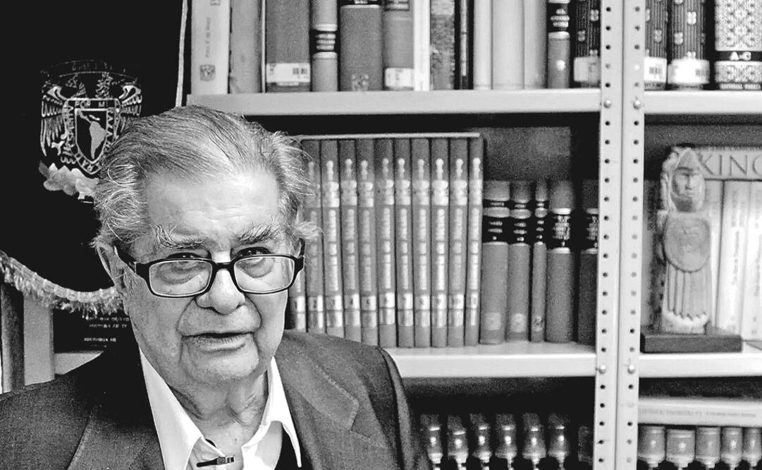 Miguel León-Portilla en su oficina del Instituto de Investigaciones Históricas de la UNAM durante una de sus últimas entrevistas en 2016. Foto: archivo El Universal