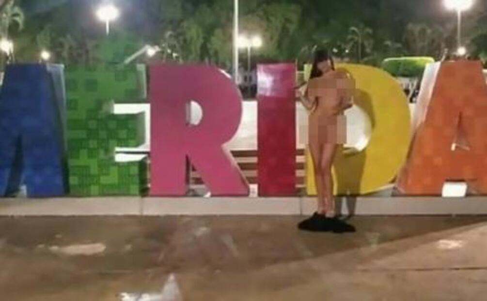 Actriz porno se desnuda en plaza de Mérida para grabar promocional