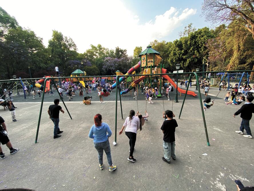 Familias completas disfrutan de los parques en la BJ hasta el último momento de las vacaciones de Semana Santa; hoy los más pequeños regresan a clases. Foto: Alberto Acosta | El Universal
