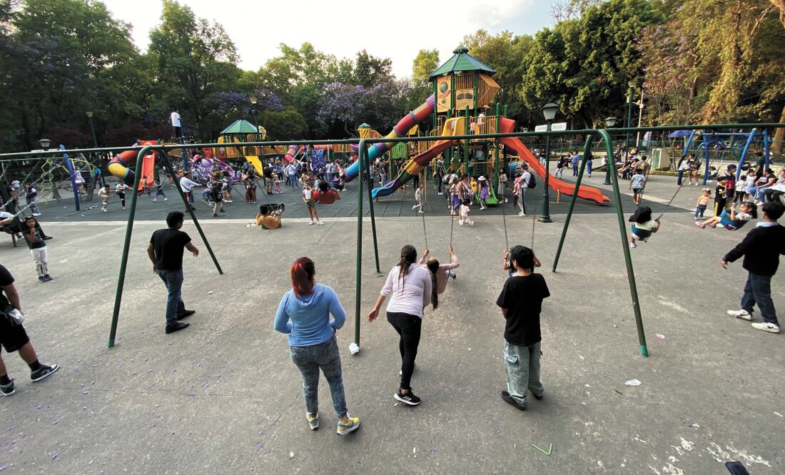 Familias completas disfrutan de los parques en la BJ hasta el último momento de las vacaciones de Semana Santa; hoy los más pequeños regresan a clases. Foto: Alberto Acosta | El Universal