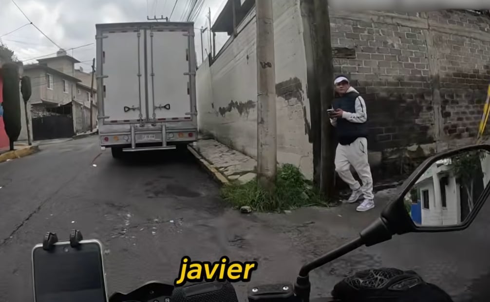 En el video se aprecia al agresor subir a la moto como pasajero. Foto: @CobraIndependiente