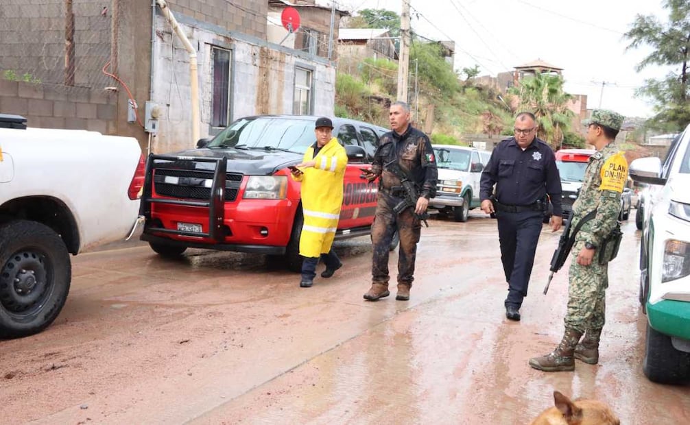 Coordinación Estatal de Protección Civil informó del rescate de dos personas que quedaron atrapadas dentro de vehículos debido a la acumulación de agua. Foto: Especial.
