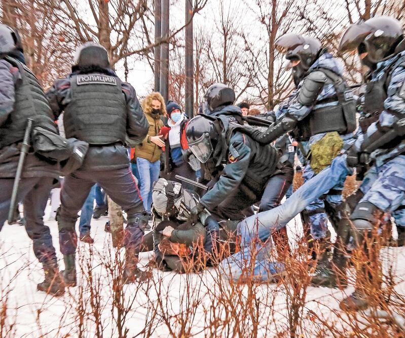 Policías al detener a un participante de una protesta contra el encarcelamiento del líder opositor Alexéi Navalny, en Moscú. En el país, según ONG, se contabilizaron más de 2 mil 500 arrestos. Foto: ALEXANDER ZEMLIANICHENKO. AP