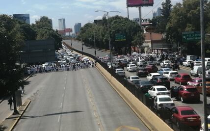 Alumnos del IPN bloquean Circuito Interior; exigen más presupuesto para becas 