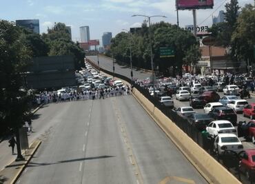 Alumnos del IPN bloquean Circuito Interior; exigen más presupuesto para becas