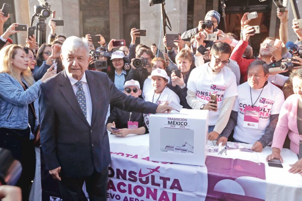 El presidente electo, Andrés Manuel López Obrador, no marcó ninguna de las dos propuestas sobre el nuevo aeropuerto, sólo dobló la boleta y la metió en la urna. Foto: LUIS CORTÉS. EL UNIVERSAL