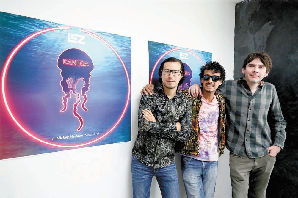 La banda formada por Emilio Lezama, Daniel Sandoval y Carlos Baltazar se inspira en la literatura para sus letras. Foto/DIEGO SIMÓN. EL UNIVERSAL