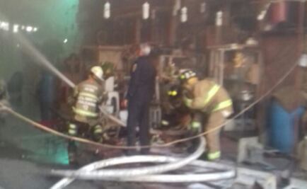 Bomberos sofocan incendio en Mercado de Jamaica