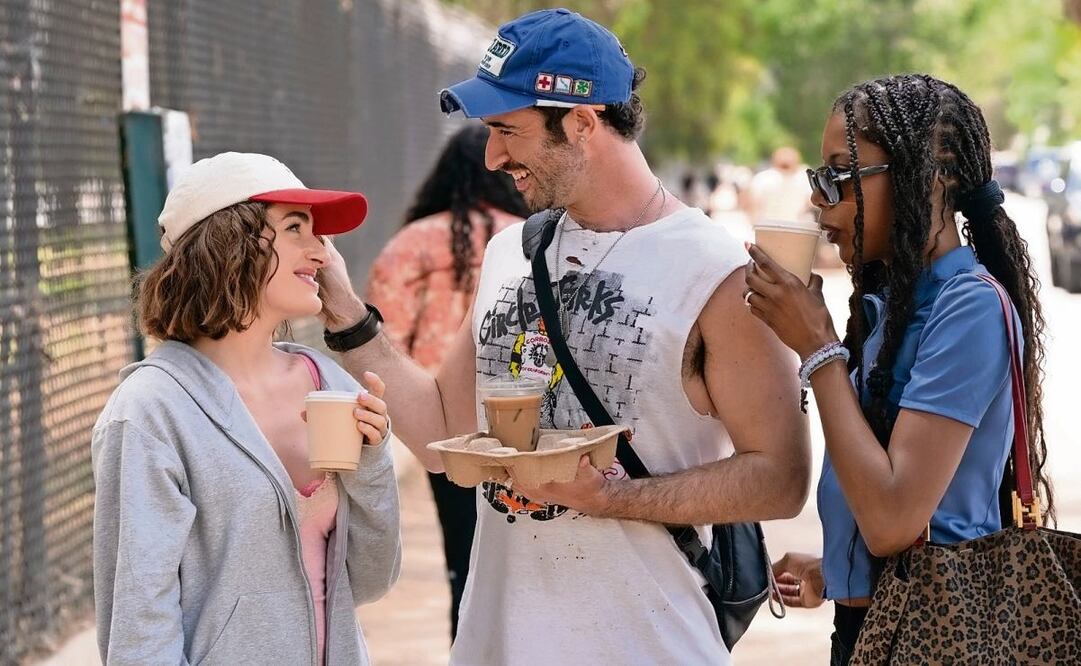 La historia retrata a una generación moldeada por las redes sociales, la exposición constante y la necesidad de validación en aumento. Foto: HBO Max