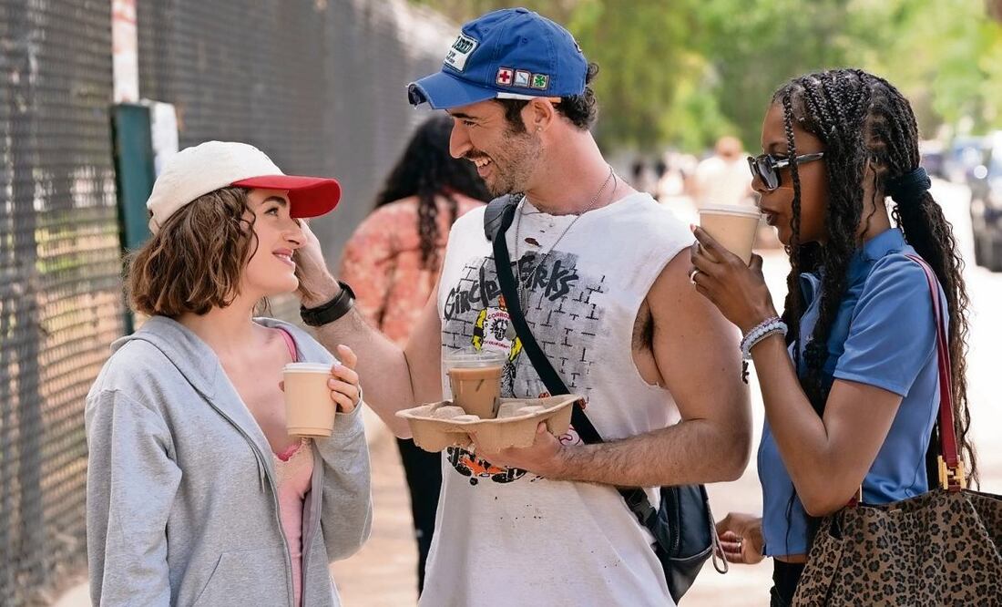 La historia retrata a una generación moldeada por las redes sociales, la exposición constante y la necesidad de validación en aumento. Foto: HBO Max