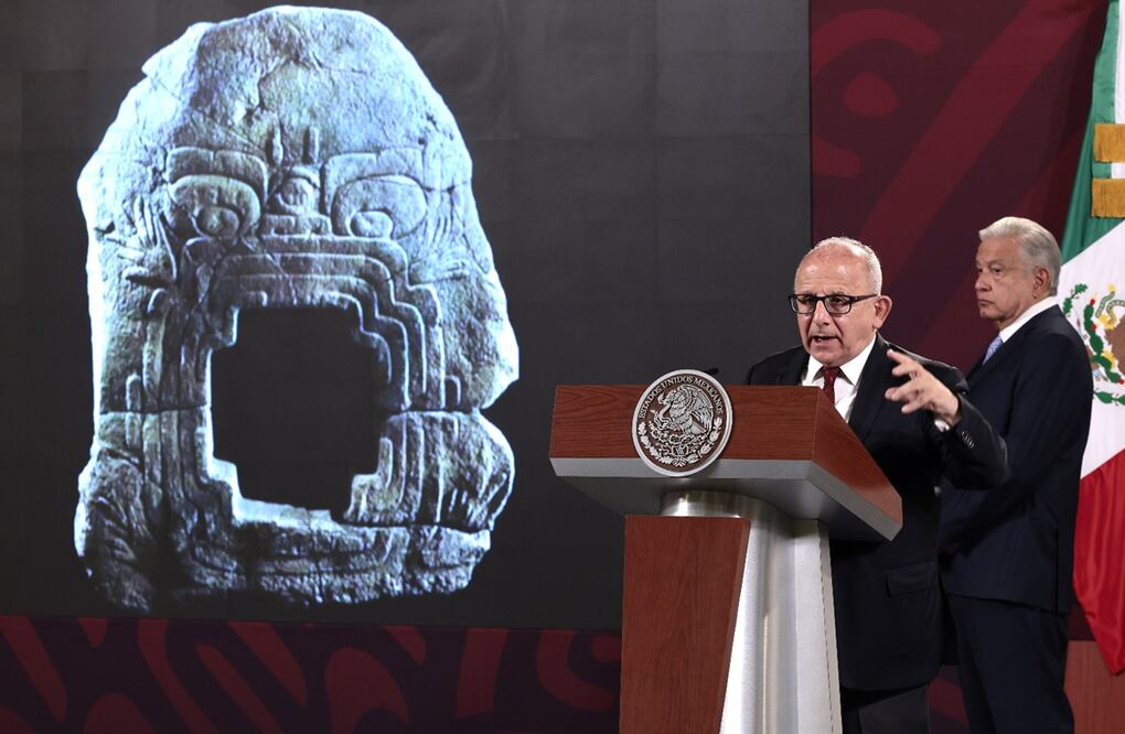 El director general del INAH, Diego Prieto, habla durante la conferencia matutina del presidente, acerca del regreso de la pieza olmeca a nuestro país.
Foto: EFE
