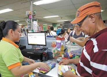 Adultos mayores reducen compras en autoservicios