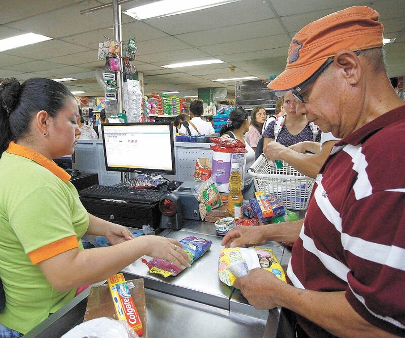 En el primer trimestre de 2018 las ventas ligadas a apoyos para adultos sumaron 620 mdp y para 2019 fue de 90 mdp, indicó la ANTAD. Foto: ARCHIVO EL UNIVERSAL