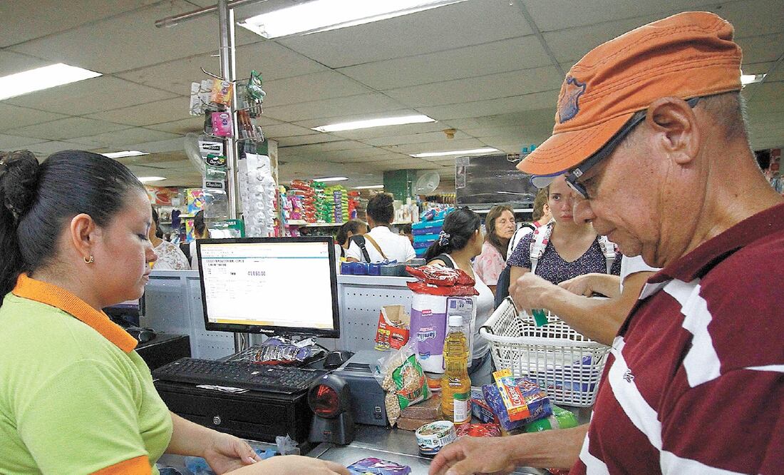 En el primer trimestre de 2018 las ventas ligadas a apoyos para adultos sumaron 620 mdp y para 2019 fue de 90 mdp, indicó la ANTAD. Foto: ARCHIVO EL UNIVERSAL