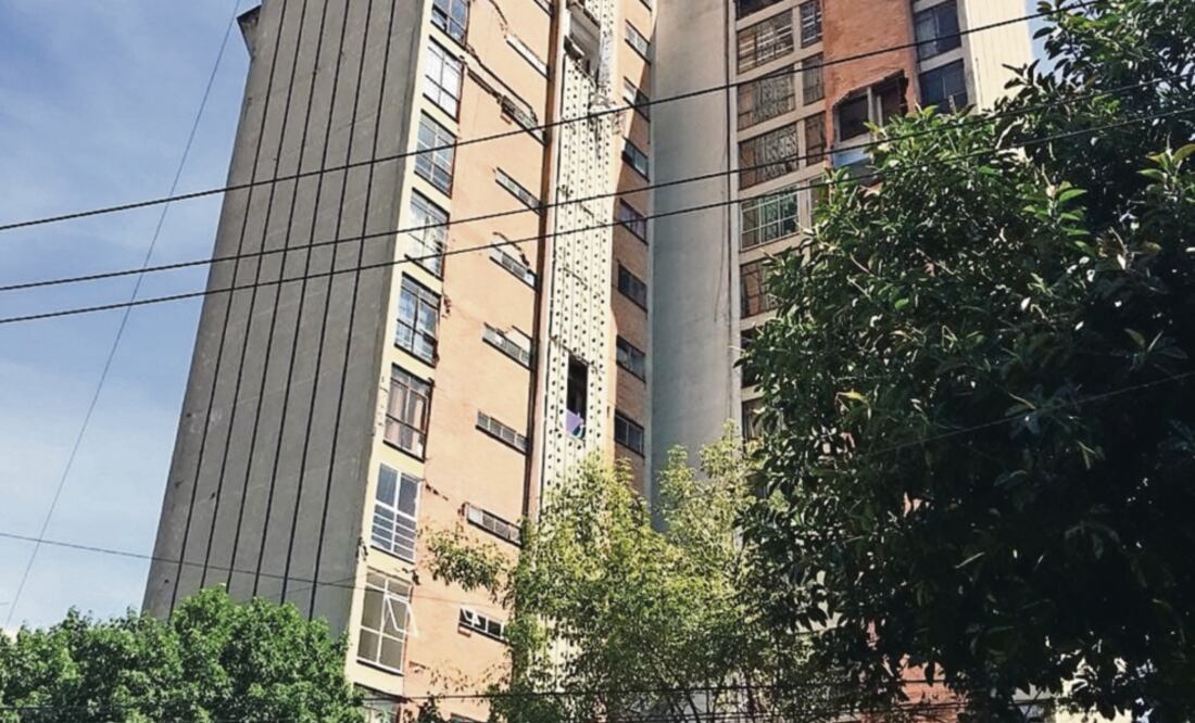 En los 16 pisos del edificio en la colonia Doctores se distribuían 56 departamentos y ocho locales comerciales; por los sismos de septiembre de 2017, la estructura sufrió severos desplomes que ponían en riesgo a los habitantes. (CORTESÍA)
