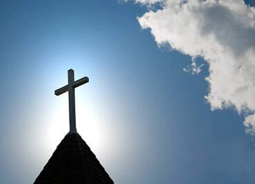 Iglesia llama a padres a acompañar a sus hijos en Internet; "no basta con vigilar pantallas", afirma