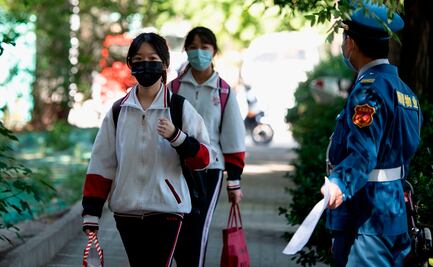 Alumnos de China regresan a clases con brazalete electrónico para detectar Covid-19