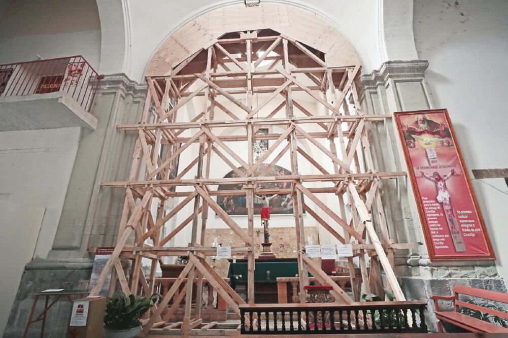 Los trabajos de apuntalamiento continúan en el interior del templo religios o, para recuperar las estructuras más importantes. FOTO: ALEJANDRA LEYVA. EL UNIVERSAL