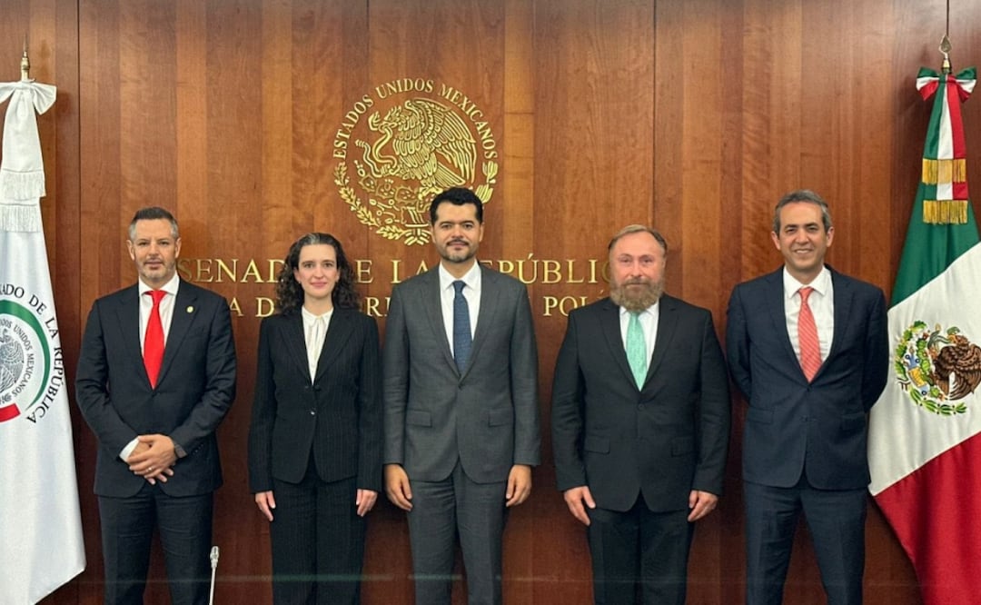 Gisele Fernández Ludlow, José de Jesús Cisneros Chávez (centro) y Francisco Ernesto Romero Bock, embajadores en Kenia Haití y Líbano (07/08/2025). Foto: X (@alejandromurat)