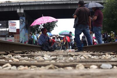 Maestros mantienen bloqueos en vías del tren en Uruapan y Pátzcuaro