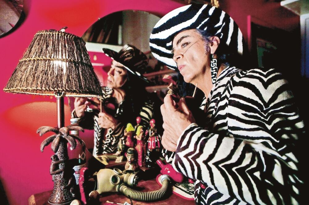 El artista y su agrupación están de gira en EU; preparan proyectos en protesta contra políticas del gobierno de ese país, por ejemplo lavarle los pies a migrantes y refugiados para recibirlos como en casa. (CORTESÍA ZEN COHEN)