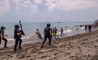 Marruecos usa gases lacrimógenos y cañones de agua en frontera con España; dispersa a migrantes que buscan entrar por Ceuta