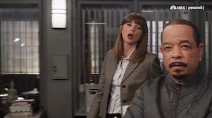 Taylor Swift interpreta a una detective, en una recreación de "La ley y el orden" en los Emmy