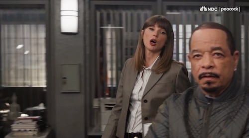 Taylor Swift interpreta a una detective, en una recreación de "La ley y el orden" en los Emmy